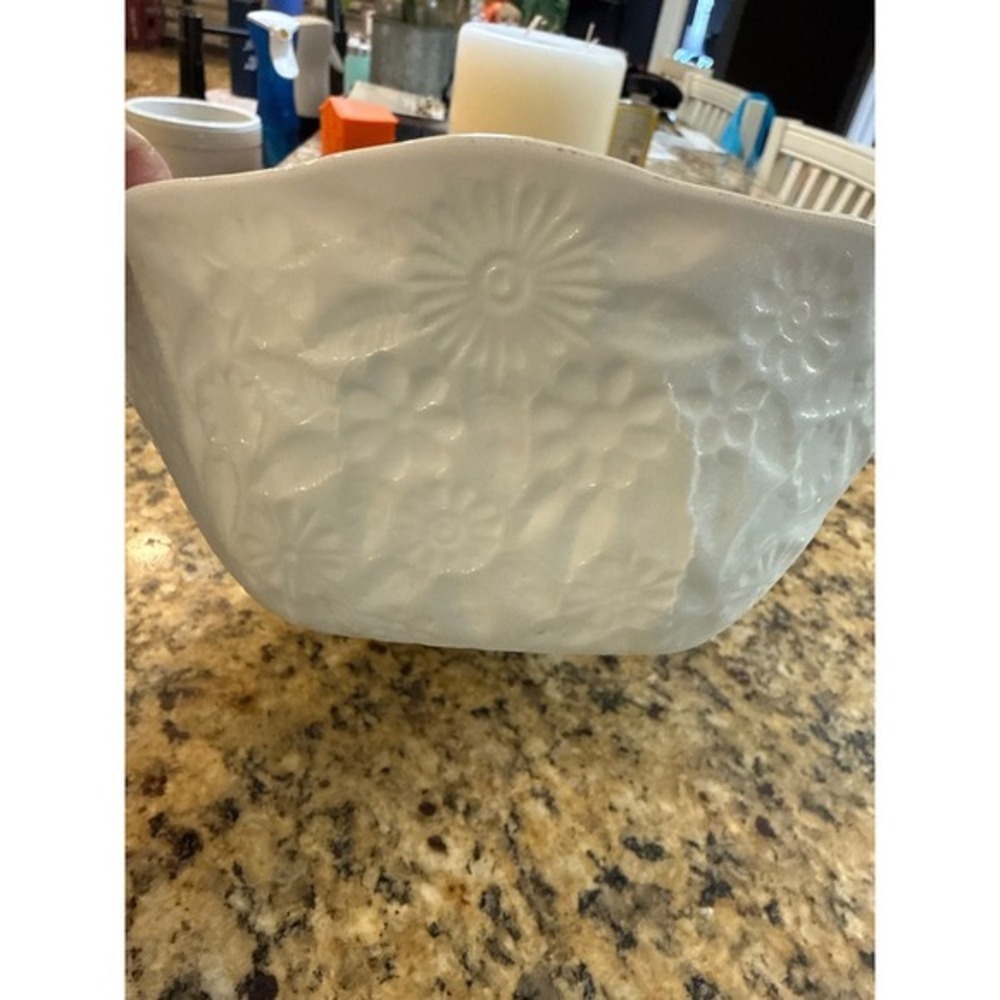 White Floral Embossed Ceramic Serving Bowl Wavy Rim Sunflower Daisy 8.5 Inch - Picture 3 of 6